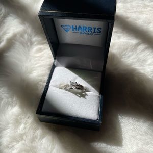 Princess cut diamond engagement ring